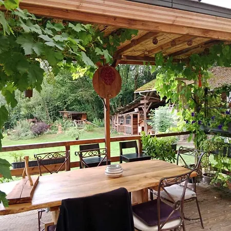 Les De L'estelou Bed & Breakfast