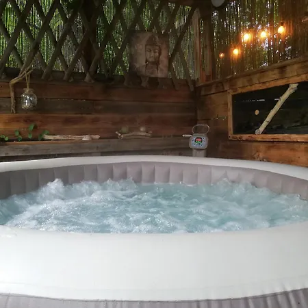 Les De L'estelou Bed & Breakfast